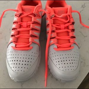 NIKE Vapor Court Tennis Shoe